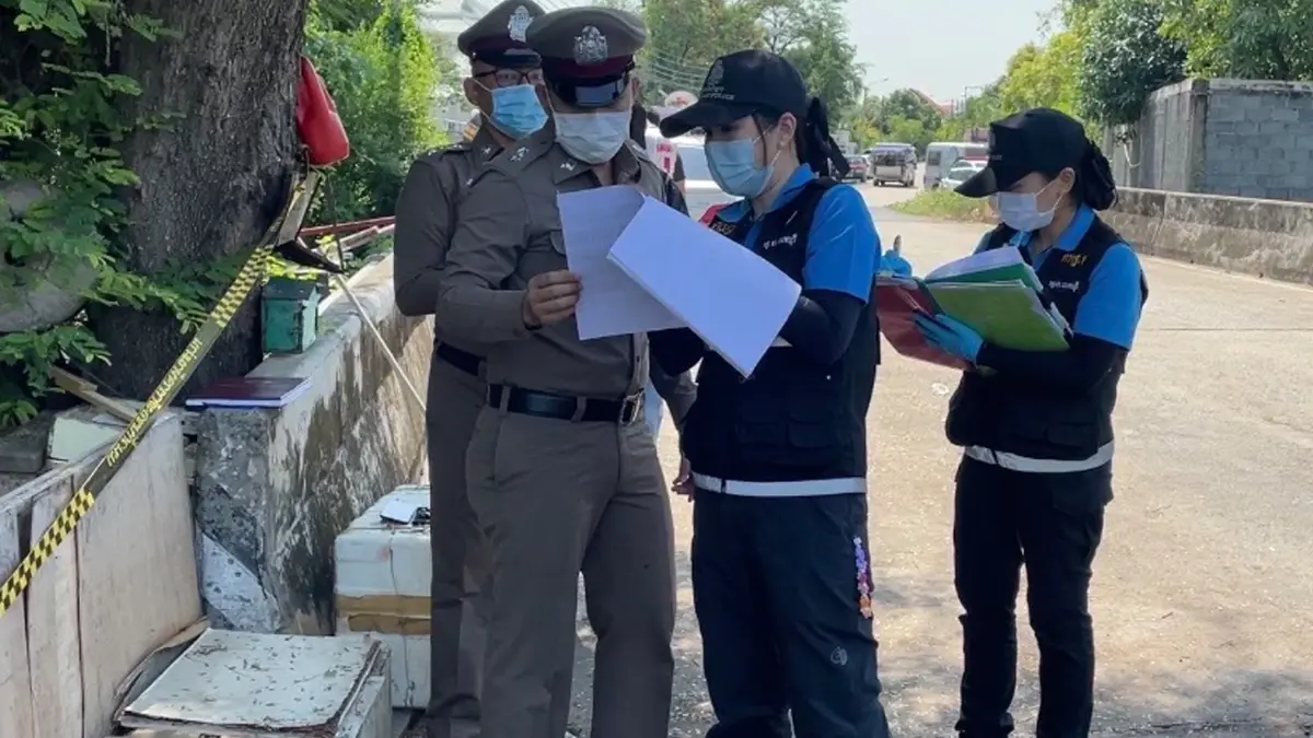 รถพุ่มพวงช็อก พบศพหนุ่มนิรนาม "ฆ่าปาดคอ" โผล่ริมกำแพง ย่านบางกรวย รถพุ่มพวงช็อก พบศพหนุ่มนิรนาม "ฆ่าปาดคอ" โผล่ริมกำแพง ย่านบางกรวย