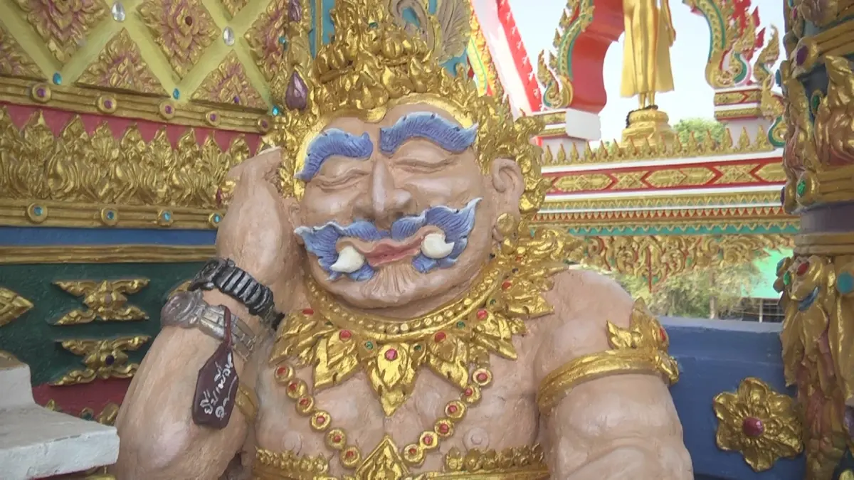ฮือฮา...รูปปั้นยักษ์นั่งหลับเฝ้าประตูโบสถ์ มือซ้ายสวมนาฬิกายืมเพื่อน ฮือฮา...รูปปั้นยักษ์นั่งหลับเฝ้าประตูโบสถ์ มือซ้ายสวมนาฬิกายืมเพื่อน