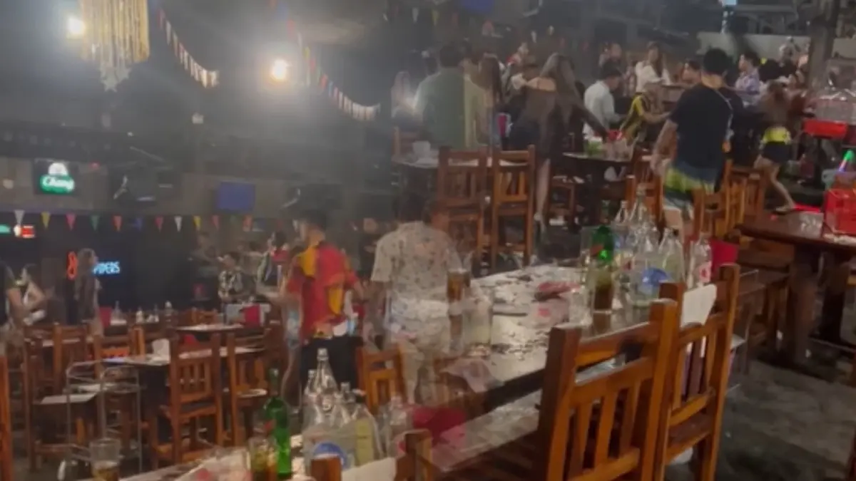 แชร์ว่อนคลิป “ดาราดัง” ลวนลามนางแบบ กลางร้านเหล้าย่านเกษตร แชร์ว่อนคลิป “ดาราดัง” ลวนลามนางแบบ กลางร้านเหล้าย่านเกษตร