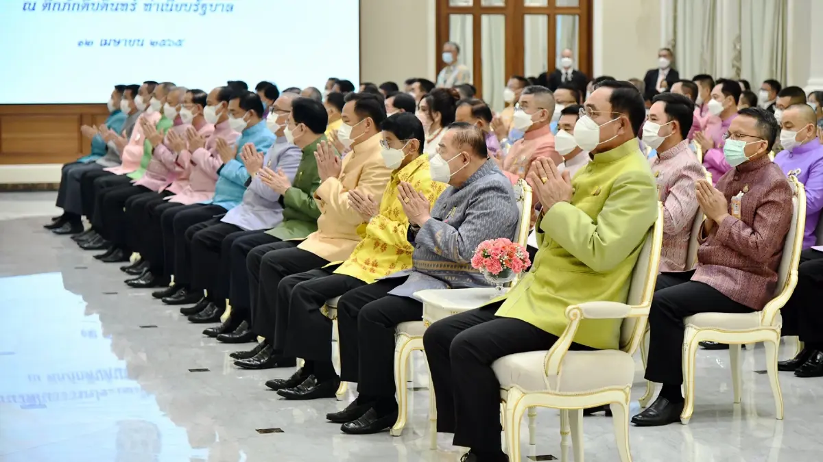 "นายกฯ" นำ ครม.ทำบุญสงกรานต์ ซาบซึ้งช่วยทำงานพัฒนาประเทศ