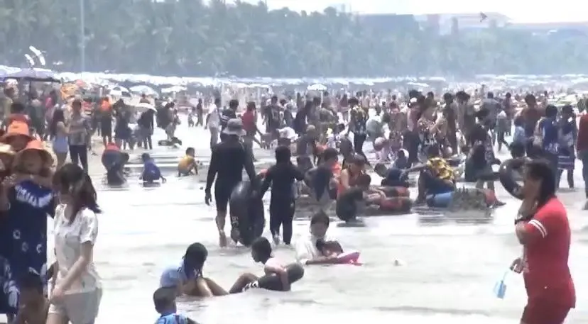 “บางแสน” คึกคัก นทท.แห่เที่ยวช่วงสงกรานต์แน่นชายหาด