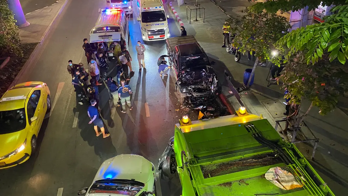 กระบะพุ่งชน พนักงานเก็บขยะกทม. ที่กำลังคัดแยกขยะอยู่ท้ายรถ เสียชีวิตคาที่