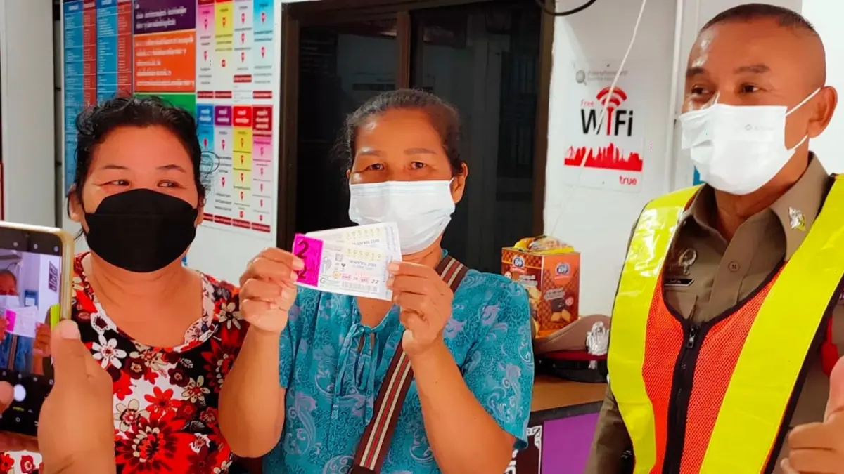 สาวใหญ่เมืองอุบลฯดวงเฮงถูก 12 ล้าน เกือบเป็นลมหงายหลัง สาวใหญ่เมืองอุบลฯดวงเฮงถูก 12 ล้าน เกือบเป็นลมหงายหลัง