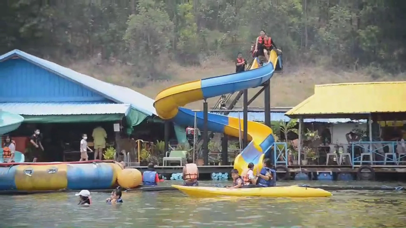 เขื่อนแม่งัดคึกคักนักท่องเที่ยวหนีอากาศร้อนเล่นน้ำ