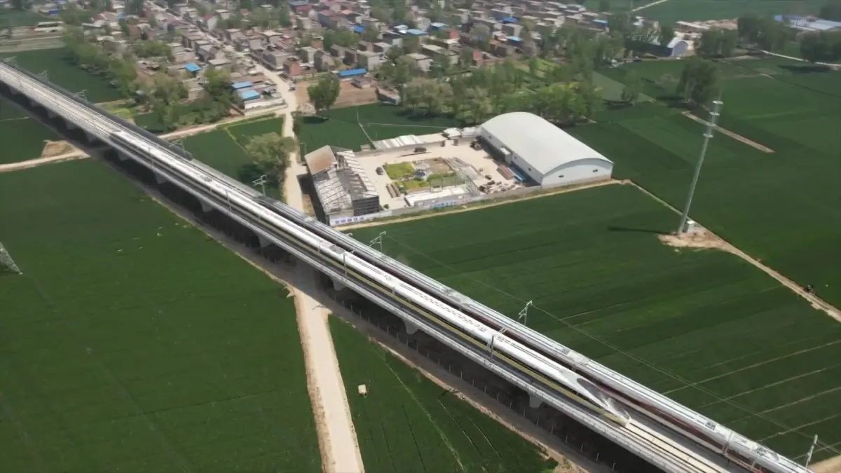 จีนสร้างสถิติใหม่ระดับโลกของความเร็วรถไฟความเร็วสูงขณะวิ่งสวนกัน (คลิป) จีนสร้างสถิติใหม่ระดับโลกของความเร็วรถไฟความเร็วสูงขณะวิ่งสวนกัน (คลิป)