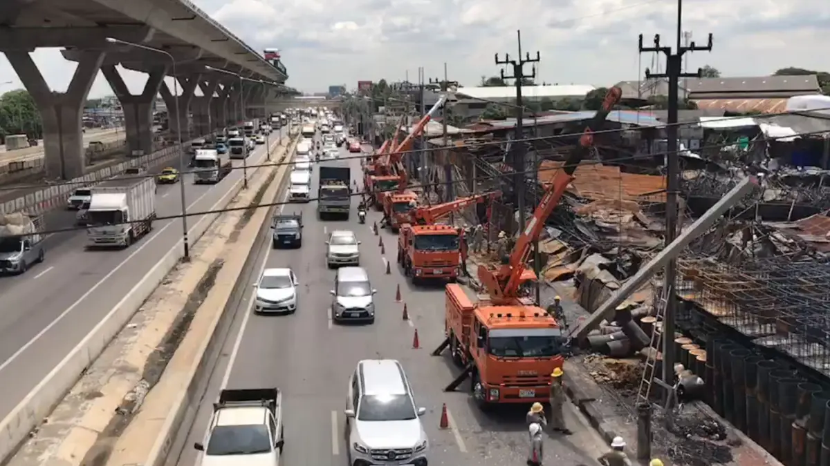 พฐ.ยังไม่ระบุต้นเพลิงเผาวอดโรงงานผลิตถังพลาสติก ย่านแสมดำ