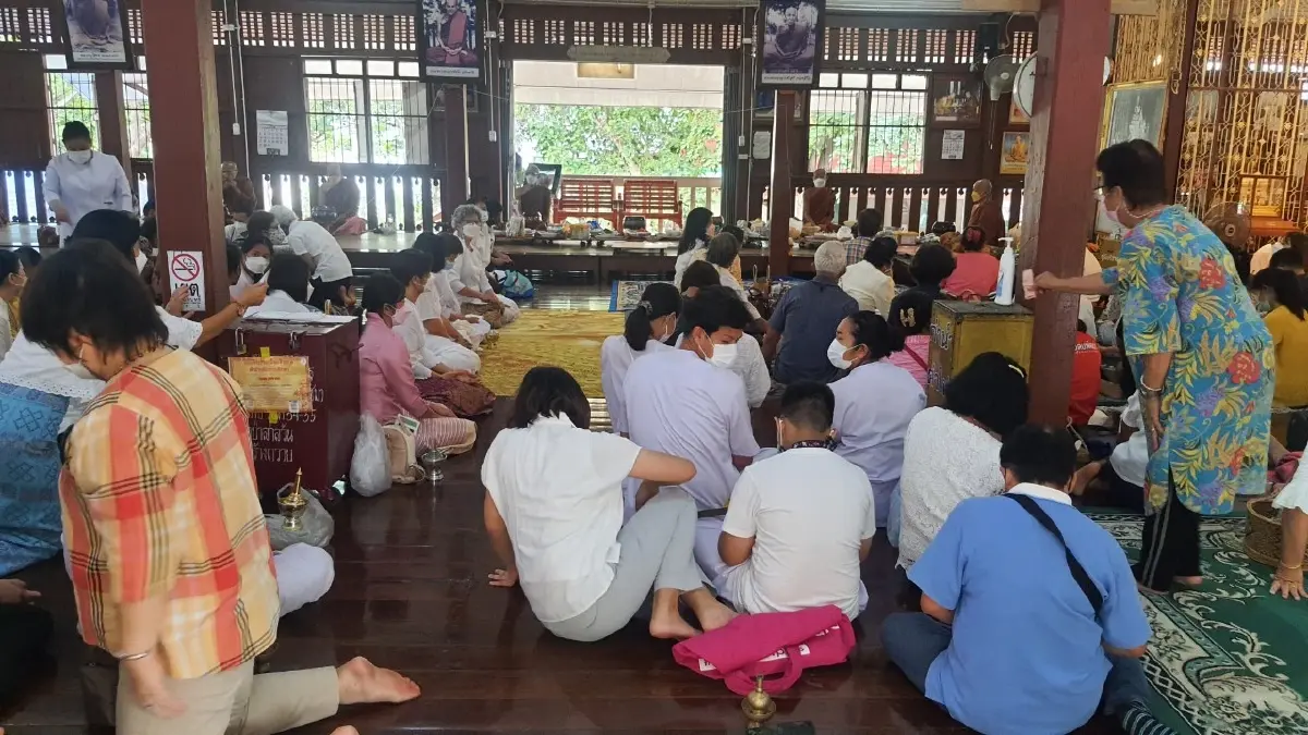 ชาวโคราช เข้าวัดทำบุญวิสาขบูชากันคึกคัก หลังโควิดระบาดลดลง ชาวโคราช เข้าวัดทำบุญวิสาขบูชากันคึกคัก หลังโควิดระบาดลดลง