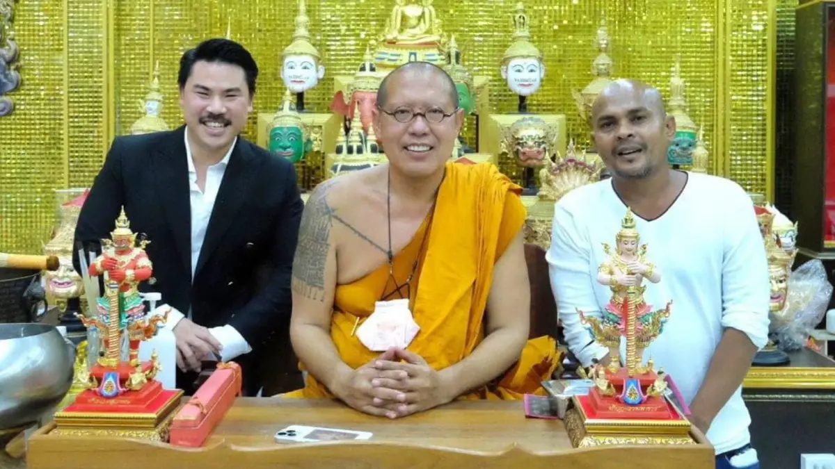 "หมอปลา" เข้ากราบ "หลวงพี่น้ำฝน" ลือหนักนิมนต์เป็นที่ปรึกษาปกป้องศาสนา "หมอปลา" เข้ากราบ "หลวงพี่น้ำฝน" ลือหนักนิมนต์เป็นที่ปรึกษาปกป้องศาสนา