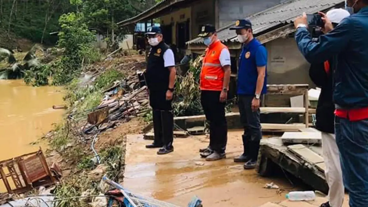 ผู้ว่าฯสุราษฎร์ฯ ลงพื้นที่ บ้านตะกุกเหนือ ช่วยน้ำท่วม พร้อมชดเชยบ้านพัง