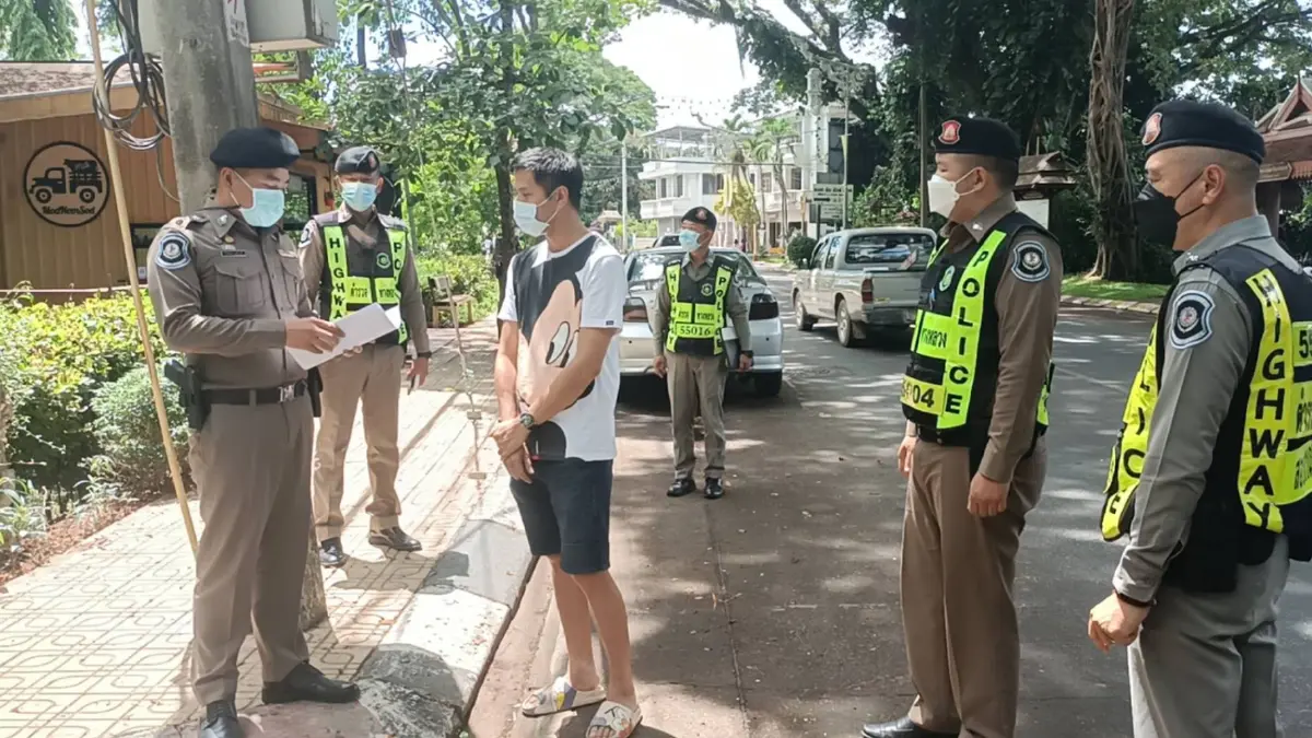 ตร.ทล.จับ 2 หนุ่มนางแล ทำผิดกฎจราจรซ้ำซาก โดนใบสั่ง 53 ครั้งไม่เคยไปจ่าย ตร.ทล.จับ 2 หนุ่มนางแล ทำผิดกฎจราจรซ้ำซาก โดนใบสั่ง 53 ครั้งไม่เคยไปจ่าย