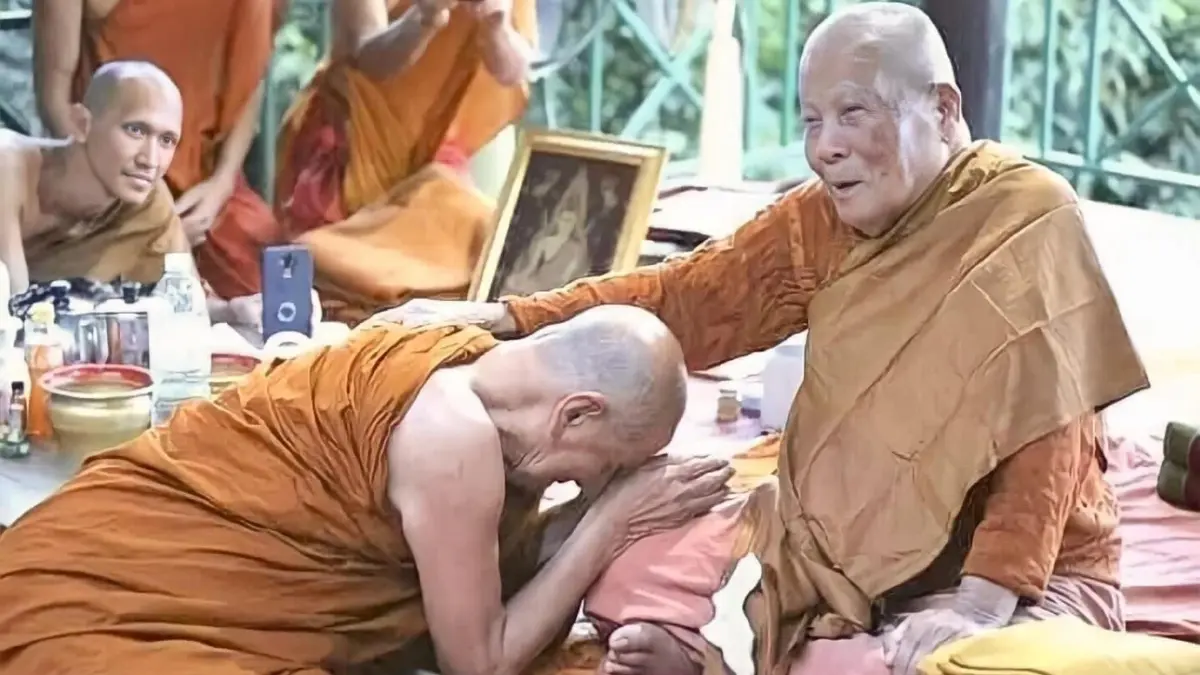 เปิดประวัติ "หลวงปู่แสง" เกจิดังอีสาน ที่ตกเป็นข่าวลวนลามสาว