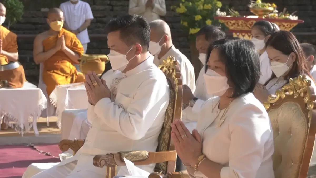 ผู้ว่าฯเชียงใหม่ นำปชช. ตักบาตรข้าวสารอาหารแห้ง  เนื่องในวัน "วิสาขบูชา"