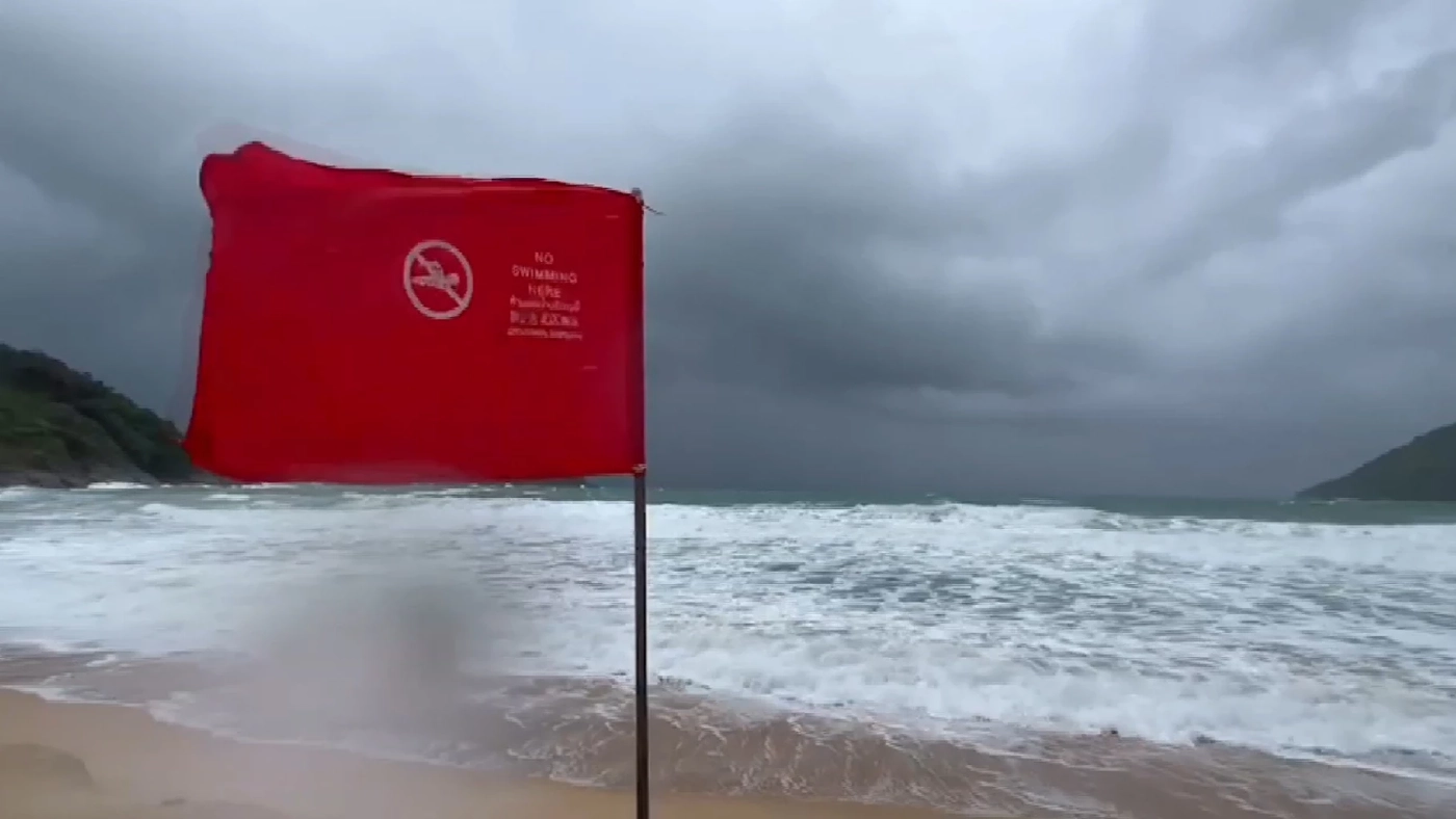 ไลฟ์การ์ดหาด"ภูเก็ต"ปักธงแดงเตือนนักท่องเที่ยวห้ามเล่นน้ำทะเล