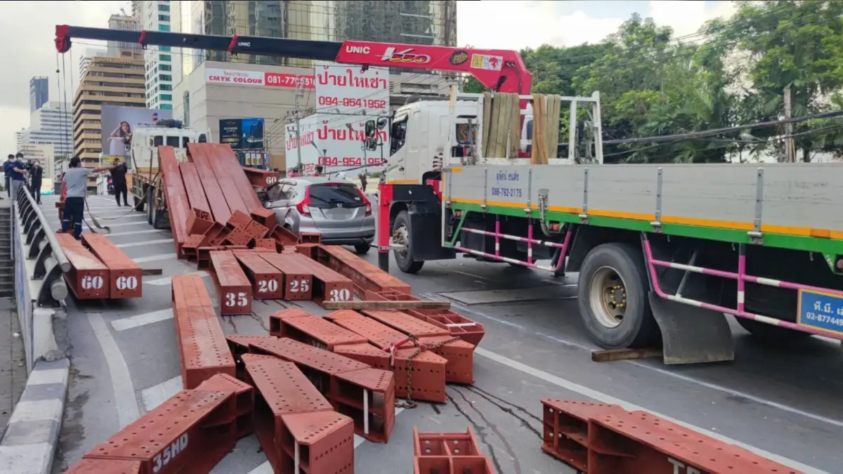 ระทึก! แท่งเหล็ก 15 ตัน ร่วงจากรถบรรทุกพุ่งทะลุเก๋ง ใกล้แยกอโศก - เพชรบุรี ระทึก! แท่งเหล็ก 15 ตัน ร่วงจากรถบรรทุกพุ่งทะลุเก๋ง ใกล้แยกอโศก - เพชรบุรี
