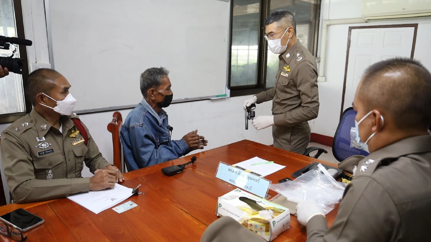 พ่อสุดทน คว้าปืนยิงลูกคลั่งขอเงินซื้อยาบ้าเสพดับคากระท่อม พ่อสุดทน คว้าปืนยิงลูกคลั่งขอเงินซื้อยาบ้าเสพดับคากระท่อม