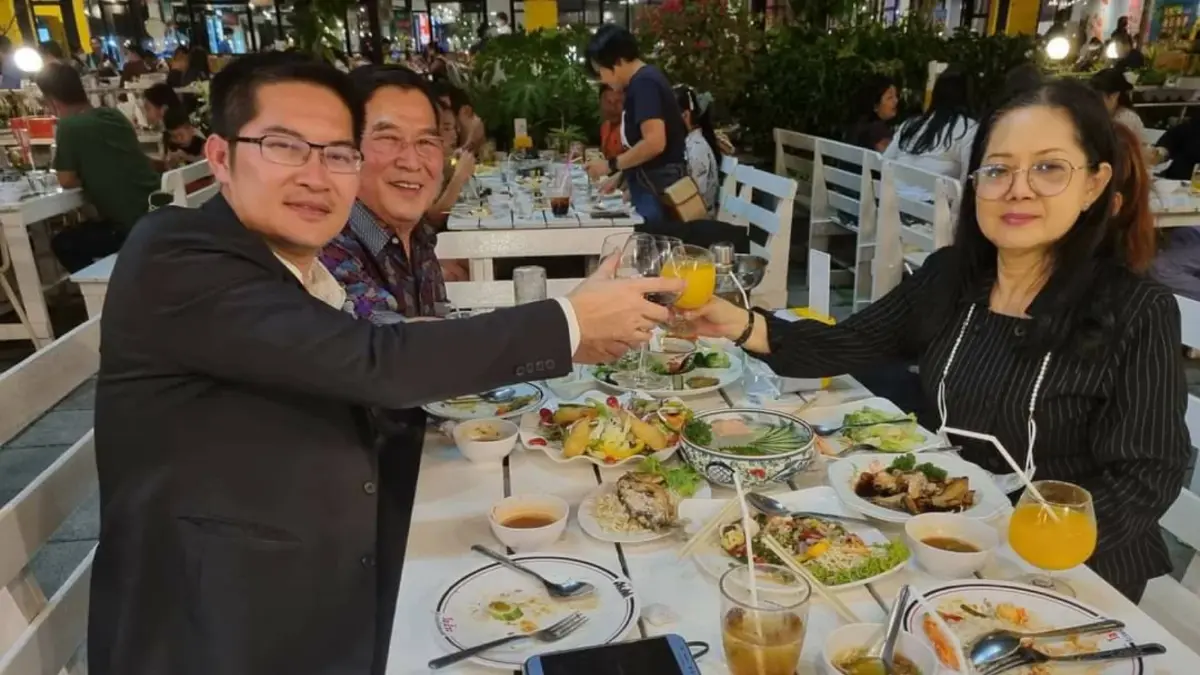 ส.ส.เต้ โพสต์ควงคุณแม่ภนิดาทานอาหารค่ำ ดีใจ "ลุงตู่" สั่งดีเอสไอเร่งคดี ส.ส.เต้ โพสต์ควงคุณแม่ภนิดาทานอาหารค่ำ ดีใจ "ลุงตู่" สั่งดีเอสไอเร่งคดี