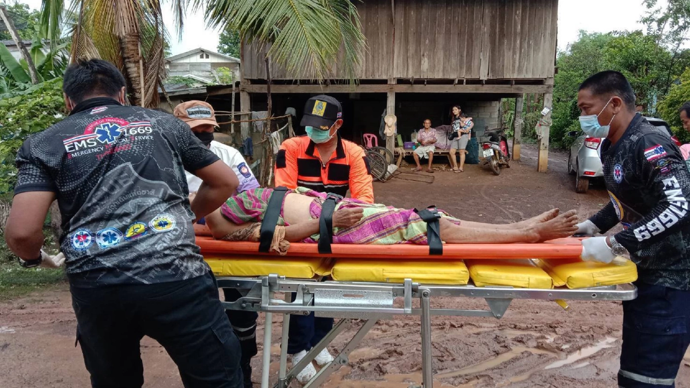 หลานคลั่งยากระชากผมยายวัย 80 ลากไปกระทืบซ้ำดับ