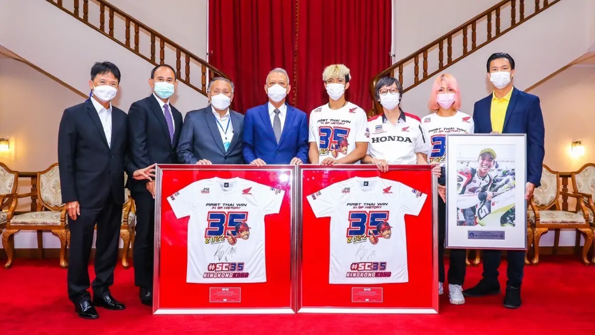 ยก "ก้อง สมเกียรติ" ฮีโร่ของคนไทย หลังสร้างผลงานระดับโลกในโมโตทู ยก "ก้อง สมเกียรติ" ฮีโร่ของคนไทย หลังสร้างผลงานระดับโลกในโมโตทู