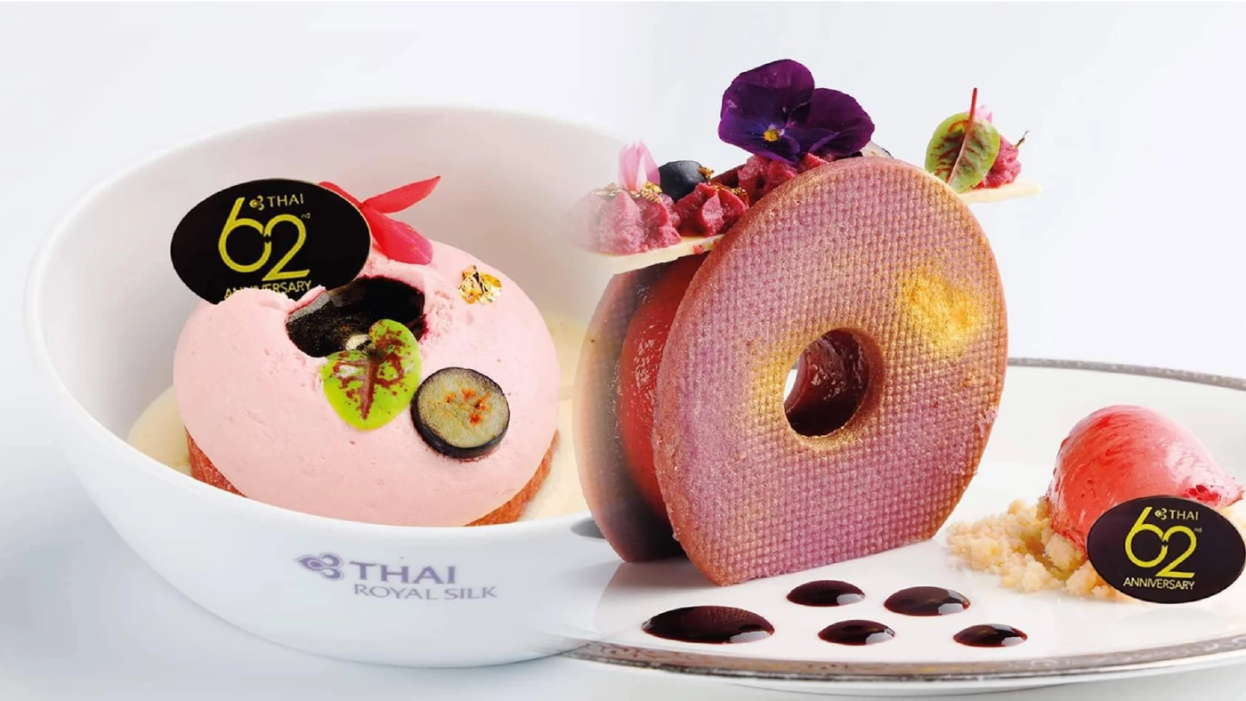 ลูกเรือ TG แต่งชุดไทยฉลอง 62 ปี พร้อมเสิร์ฟขนมหวานจานพิเศษ