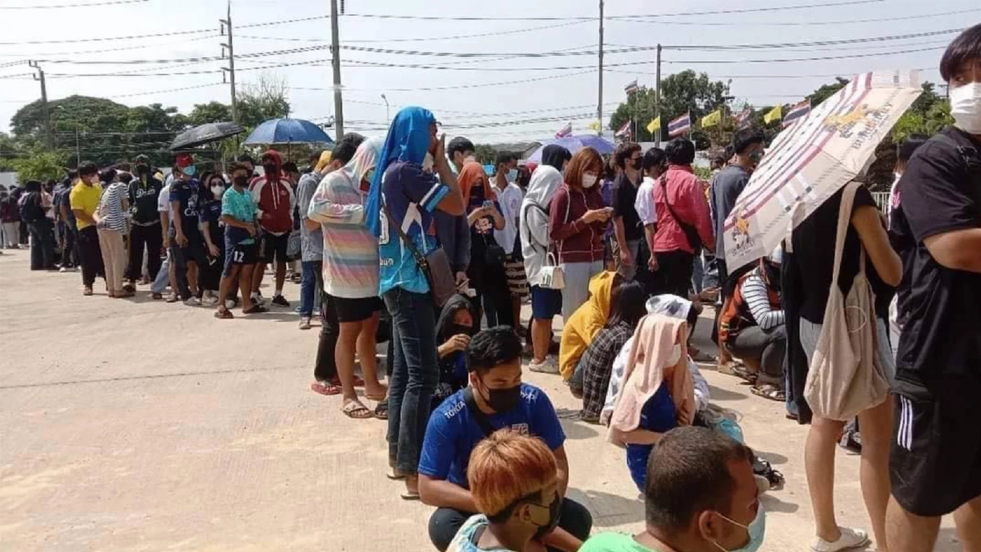 บอลไทยฟีเวอร์! ชาวศรีสะเกษแห่เข้าคิวรอซื้อตั๋วช้างศึกตั้งแต่ตี 4 บอลไทยฟีเวอร์! ชาวศรีสะเกษแห่เข้าคิวรอซื้อตั๋วช้างศึกตั้งแต่ตี 4