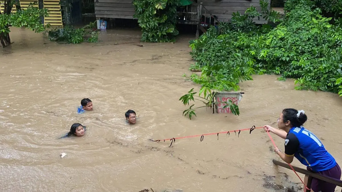 ชาวเชียงใหม่อ่วม ฝนถล่มหนักสุดรอบหลายปี น้ำป่าทะลักเข้าเมืองหลายพื้นที่ ชาวเชียงใหม่อ่วม ฝนถล่มหนักสุดรอบหลายปี น้ำป่าทะลักเข้าเมืองหลายพื้นที่