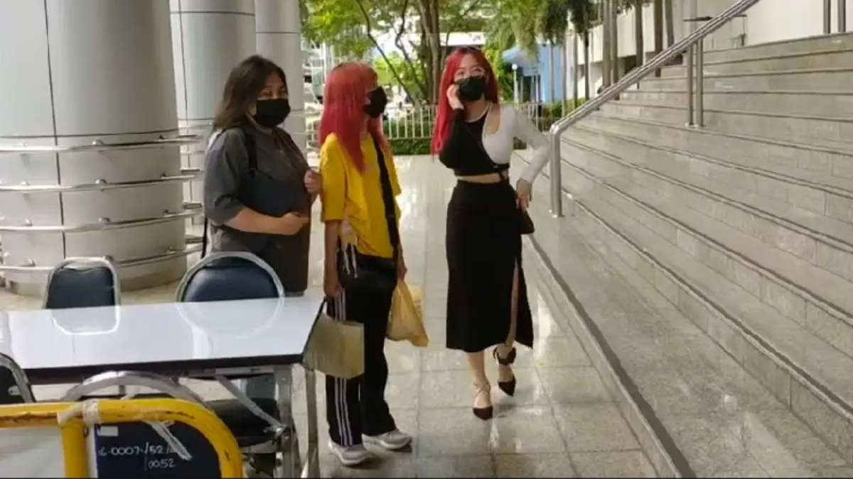 3 สาวกลุ่มทะลุวัง เข้ารับเงื่อนไขคดี ม.112 พร้อมติดกำไลอีเอ็ม
