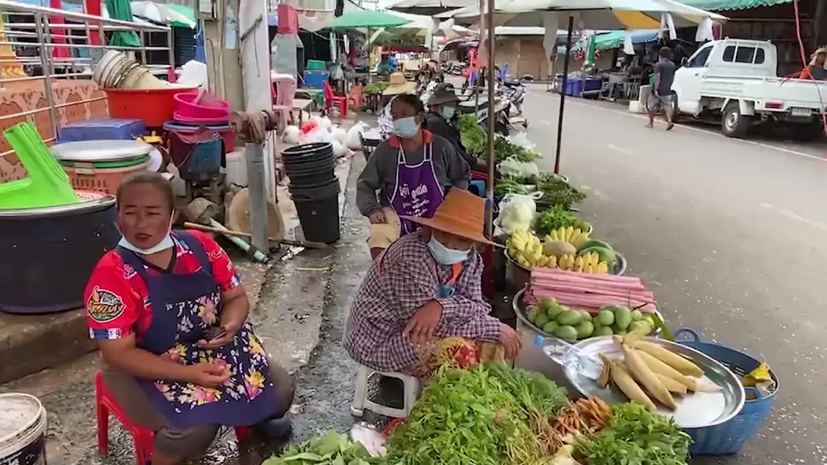 ตลาดป่วนหนุ่มโปรยเงินสด 1 แสน แม่รู้เข่าทรุด