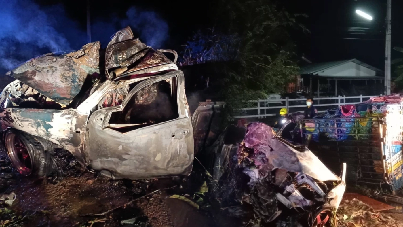 สยอง รถกระบะตกถนนไฟลุกไหม้ครอก 3 ศพ กลางดึก คาดพ่อแม่ลูก