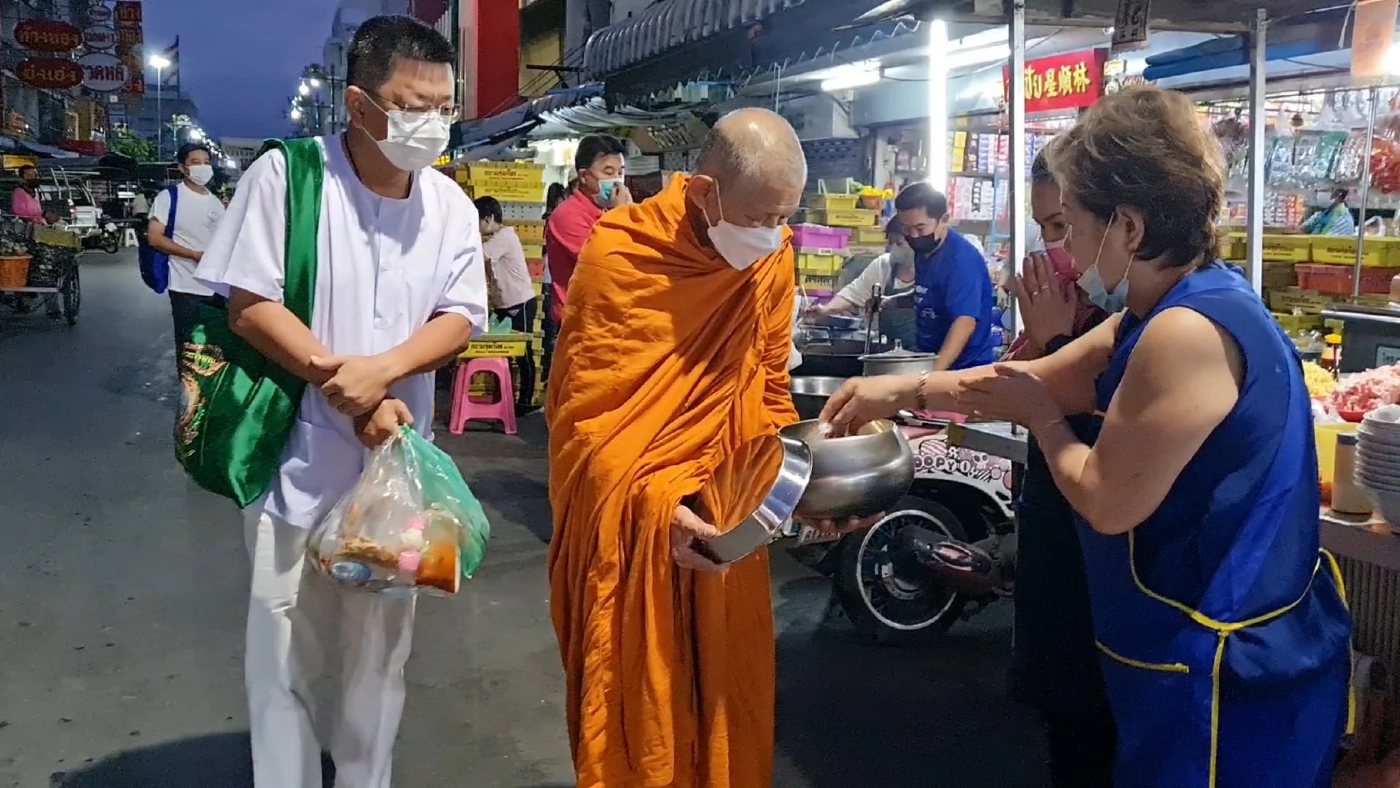 ฮือฮา ผู้ว่าฯ สมุทรสงคราม ขอเป็นเด็กวัด ตามพระบิณฑบาต พบปะประชาชน