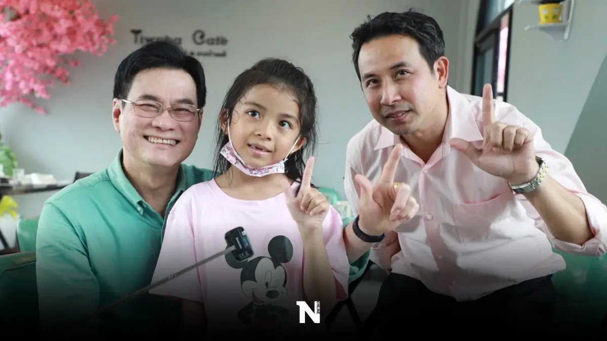 ปลื้ม"จุรินทร์"ออนทัวร์อีสาน น้อง"เอพริล"แฟนคลับรุ่นจิ๋ว ประกบขอถ่ายรูป ปลื้ม"จุรินทร์"ออนทัวร์อีสาน น้อง"เอพริล"แฟนคลับรุ่นจิ๋ว ประกบขอถ่ายรูป