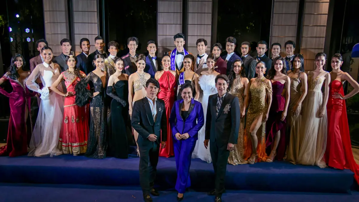30 หนุ่มสาว “ซูปร้า ไทยแลนด์ 2022” อวดโฉมทักซิโด้-ราตรี วิบวับบนบลู คาร์เพท