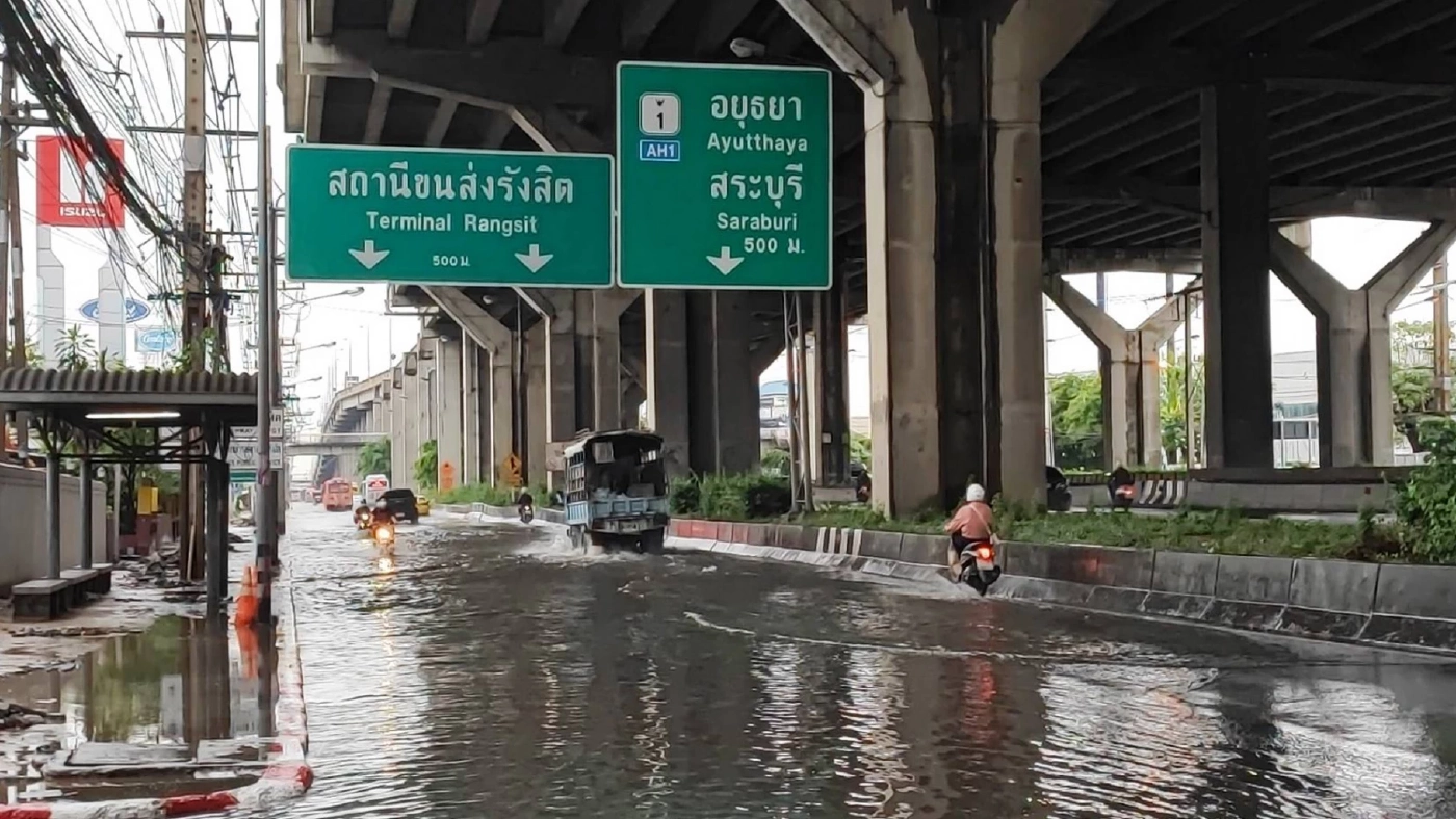 พายุฝนถล่มรังสิต น้ำท่วมขังถนนพหลโยธิน ทั้งขาเข้า-ขาออก-คู่ขนาน 40-50 ซ.ม. พายุฝนถล่มรังสิต น้ำท่วมขังถนนพหลโยธิน ทั้งขาเข้า-ขาออก-คู่ขนาน 40-50 ซ.ม.