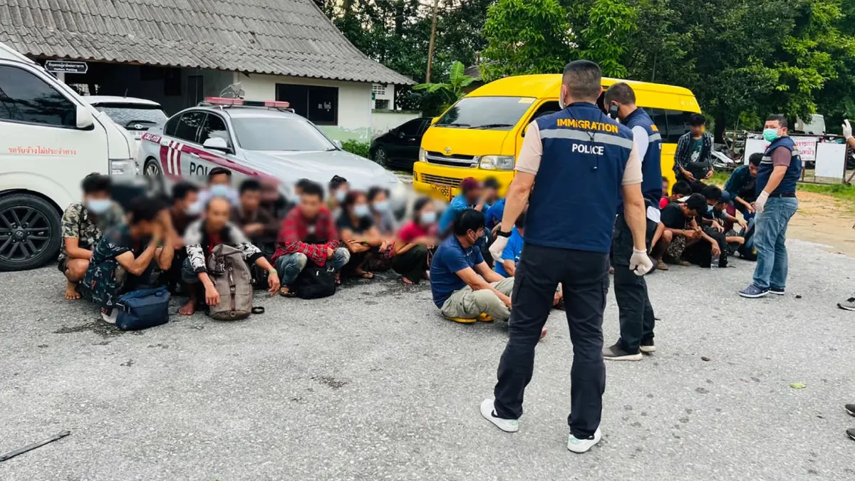 สกัดจับรถตู้ 2 คัน ขนแรงงานเถื่อน 36 คน เตรียมส่งมาเลเซีย สกัดจับรถตู้ 2 คัน ขนแรงงานเถื่อน 36 คน เตรียมส่งมาเลเซีย