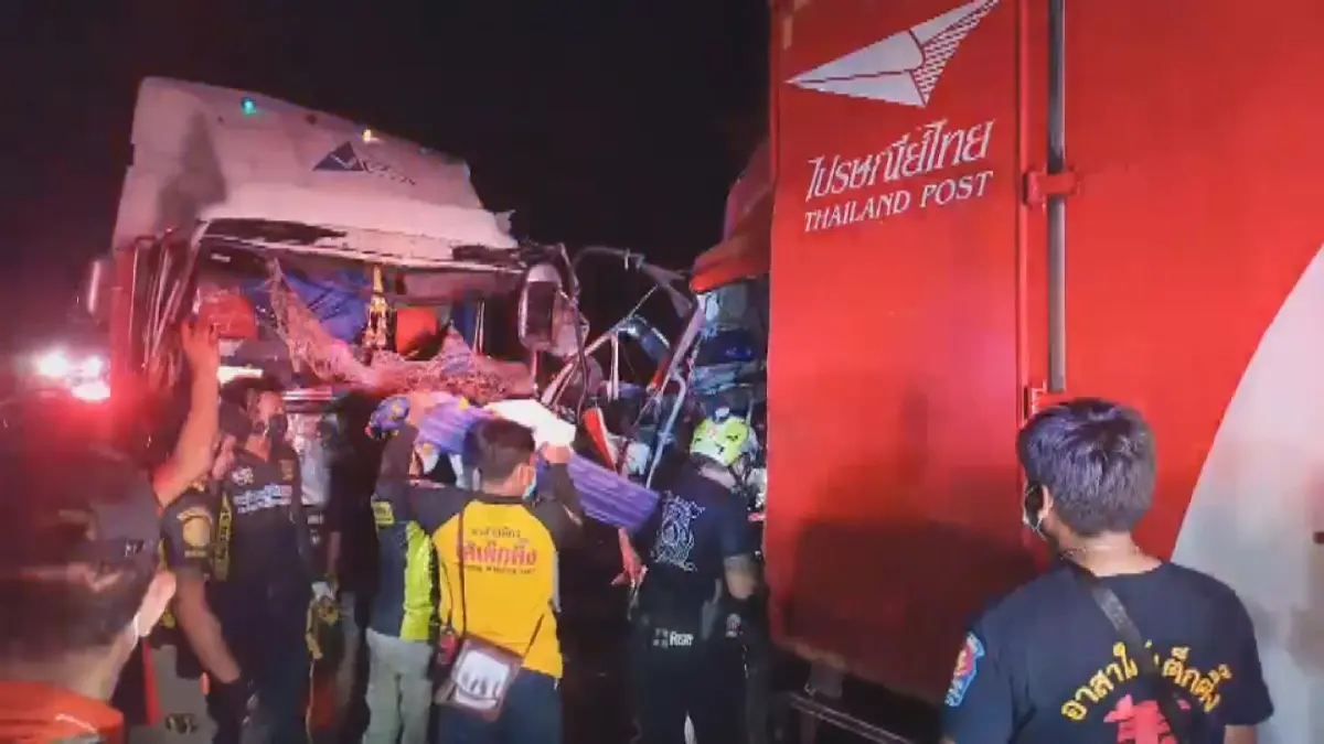 สิบล้อข้ามเลนชน “รถไปรษณีย์” จนท.ดับ คนขับหนี สิบล้อข้ามเลนชน “รถไปรษณีย์” จนท.ดับ คนขับหนี