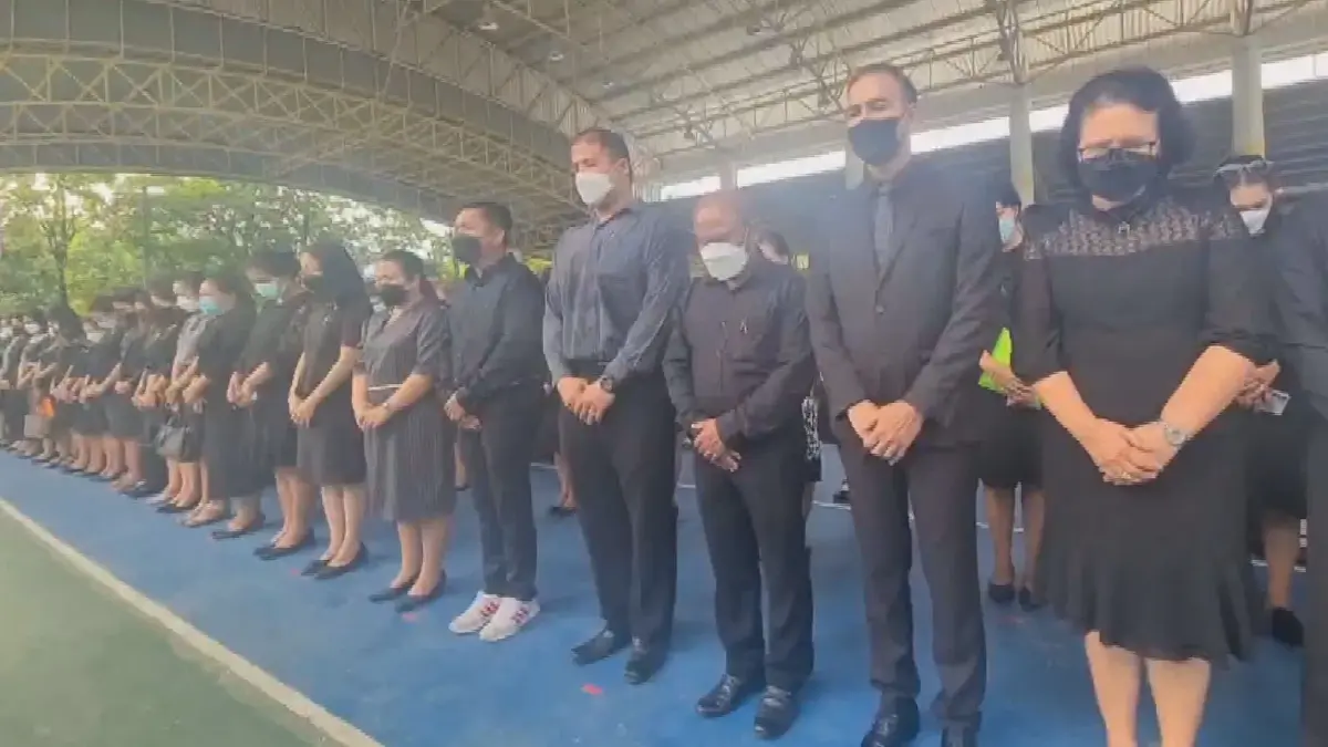 ผอ.รร.สตรีพัทลุง นำคณะครู-นร.ยืนไว้อาลัย "น้องโบนัส" ผอ.รร.สตรีพัทลุง นำคณะครู-นร.ยืนไว้อาลัย "น้องโบนัส"