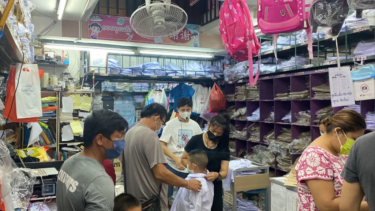 ร้านขายชุดนักเรียนเชียงใหม่คึกคักเตรียมรับเปิดเทอม