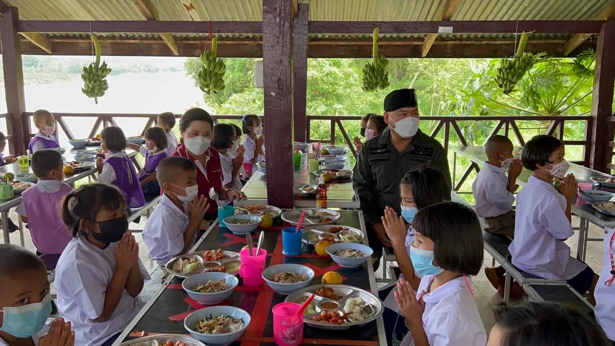 "พล.ต.อ.วิสนุ" ตรวจเยี่ยม ส่งมอบขวัญ "โรงเรียนตชด.ริมโขง"