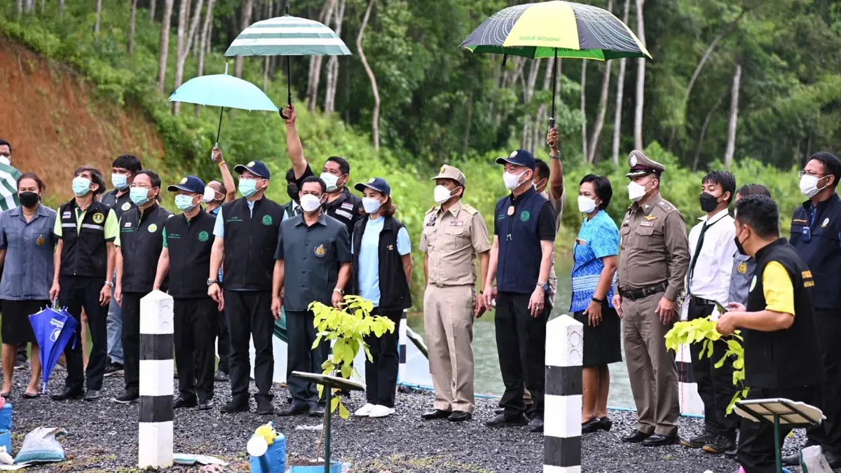 รัฐมนตรีฯเฉลิมชัย รุดเยี่ยม ติดตามงาน "ศูนย์เทคโนโลยีเกษตร พังงา"