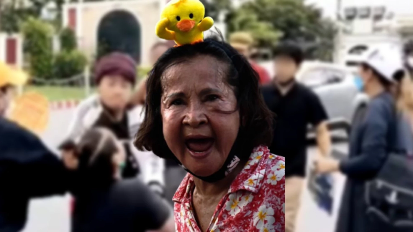 เรื่องวุ่นม็อบ 3 นิ้ว! "นุ้ย เสื้อแดง" เปิดศึกตบ "ป้าเป้า" ฉุนปมด่าพรรค