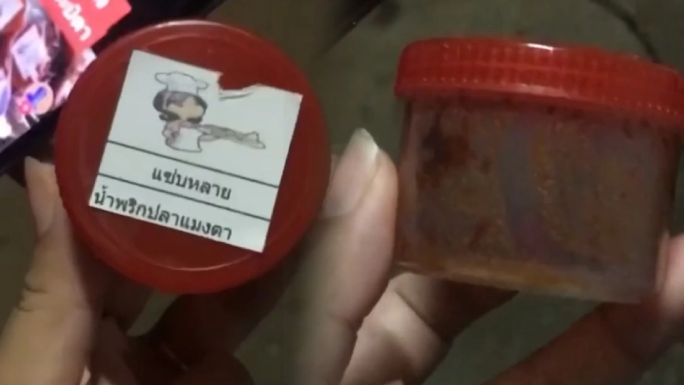 นัวมาก ! สาวรีวิวน้ำพริกปลาร้าพระบิดา เผยแซ่บจนหมดกระปุก