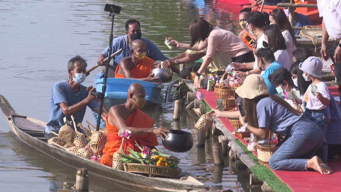 ชาวบ้าน "พิจิตร" แห่ร่วมตักบาตรทางน้ำเนื่องในวันวิสาขบูชา
