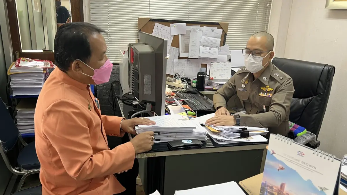 "ศรีสุวรรณ" พบ ตร. รับทราบข้อหา กล่าวโทษ "ชัชชาติ" ปมป้ายหาเสียง "ศรีสุวรรณ" พบ ตร. รับทราบข้อหา กล่าวโทษ "ชัชชาติ" ปมป้ายหาเสียง