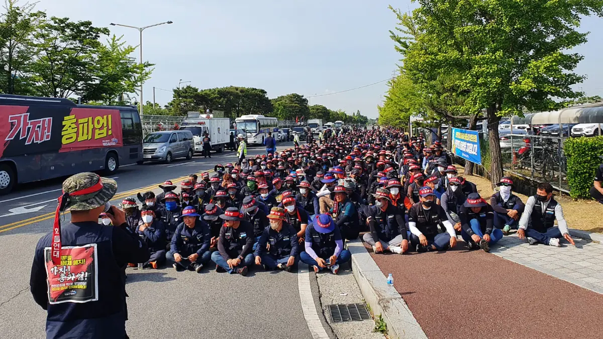 คนขับรถบรรทุกเกาหลีใต้สไตรก์ ขู่หยุดส่งวัตถุดิบผลิตชิป คนขับรถบรรทุกเกาหลีใต้สไตรก์ ขู่หยุดส่งวัตถุดิบผลิตชิป