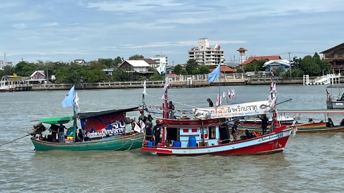 ชาวประมงล่องเรือเทียบท่ารัฐสภา ร้อง หยุดจับสัตว์น้ำวัยอ่อน