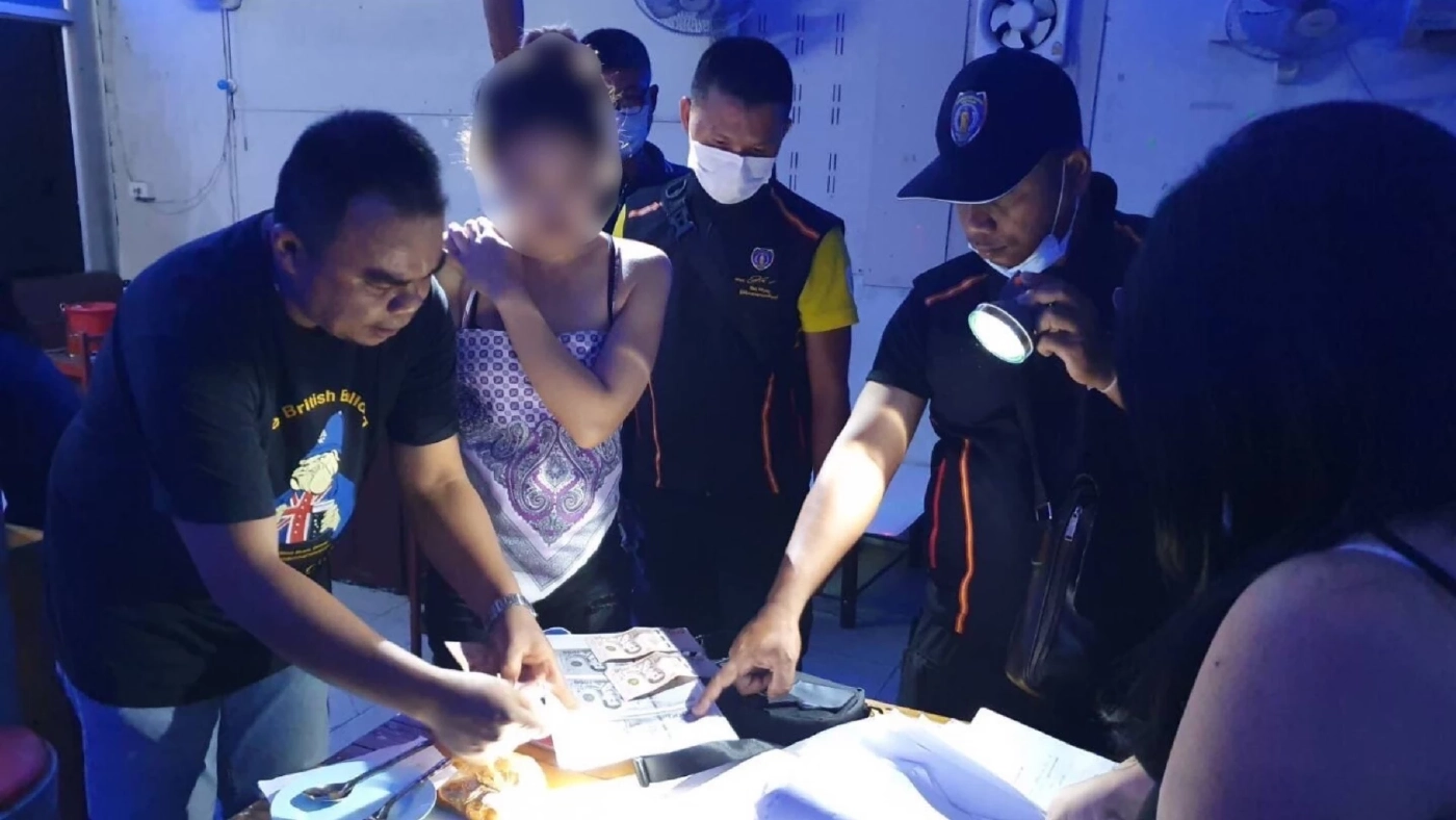 ตร.บุกรวบ "แม่เล้า" เปิดร้านคาราโอเกะลักลอบค้าบริการสาวเยาวชน