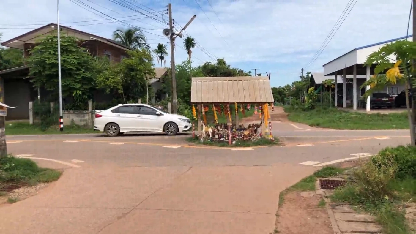 สุดแปลก ตั้งศาลกลางสี่แยกในหมู่บ้าน อัศจรรย์ไม่เคยเกิดอุบัติเหตุ