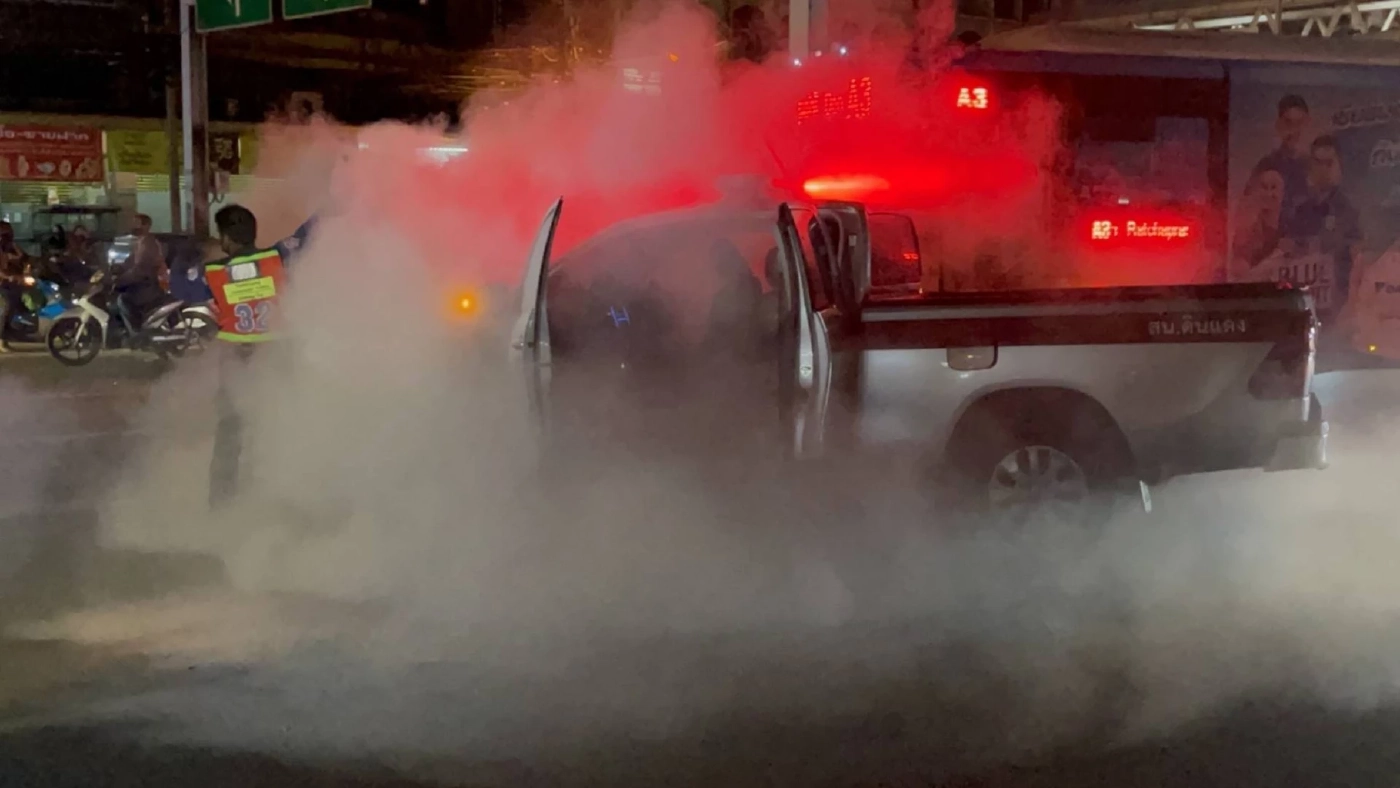 เดือด “กลุ่มม็อบทะลุแก๊ส” จุดไฟเผารถตำรวจ (มีคลิป)