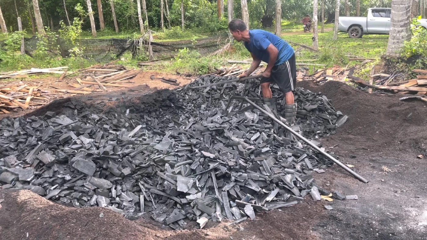 ธุรกิจเผาถ่านขายรุ่งออเดอร์พุ่งทำไม่ทัน ธุรกิจเผาถ่านขายรุ่งออเดอร์พุ่งทำไม่ทัน