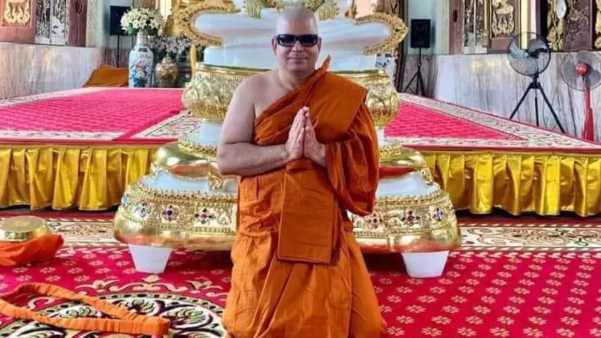"เค ร้อยล้าน" เข้าสู่ร่มกาสาวพัสตร์ ออกบวชพระ ชาวเน็ตถามหาวัดจะตามไปทำบุญ "เค ร้อยล้าน" เข้าสู่ร่มกาสาวพัสตร์ ออกบวชพระ ชาวเน็ตถามหาวัดจะตามไปทำบุญ