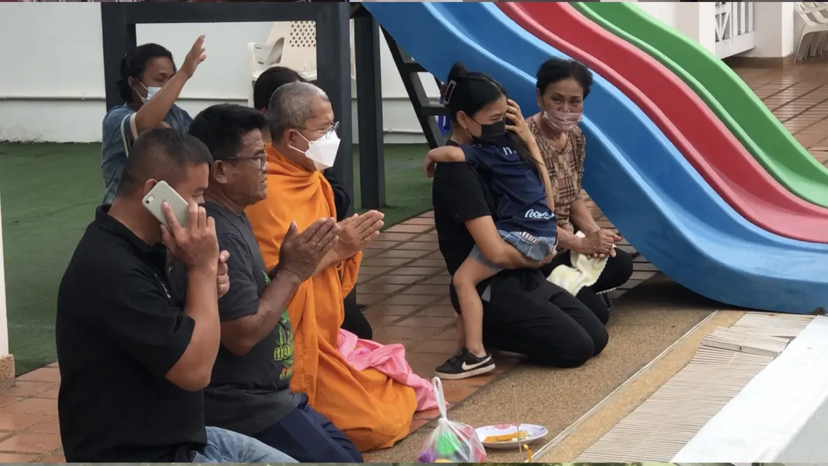 เปิดภาพวงจรปิดพบเด็กพิเศษวัย 8 ขวบ พลัดหลงกับผู้ปกครองตกสระว่ายน้ำดับ เปิดภาพวงจรปิดพบเด็กพิเศษวัย 8 ขวบ พลัดหลงกับผู้ปกครองตกสระว่ายน้ำดับ